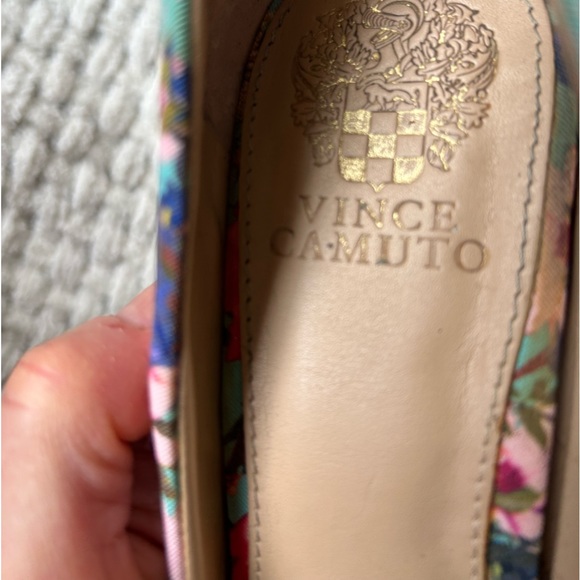 Vince Camuto size 8 floral fabric high heels. 4 inch/closed toe. Beautiful shoes - Picture 6 of 13